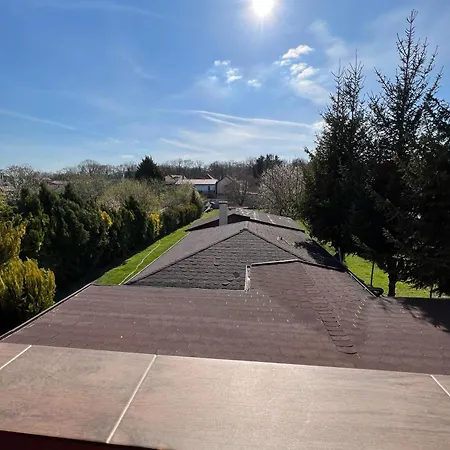 Car-es Panzio ゲストハウス Veľký Meder